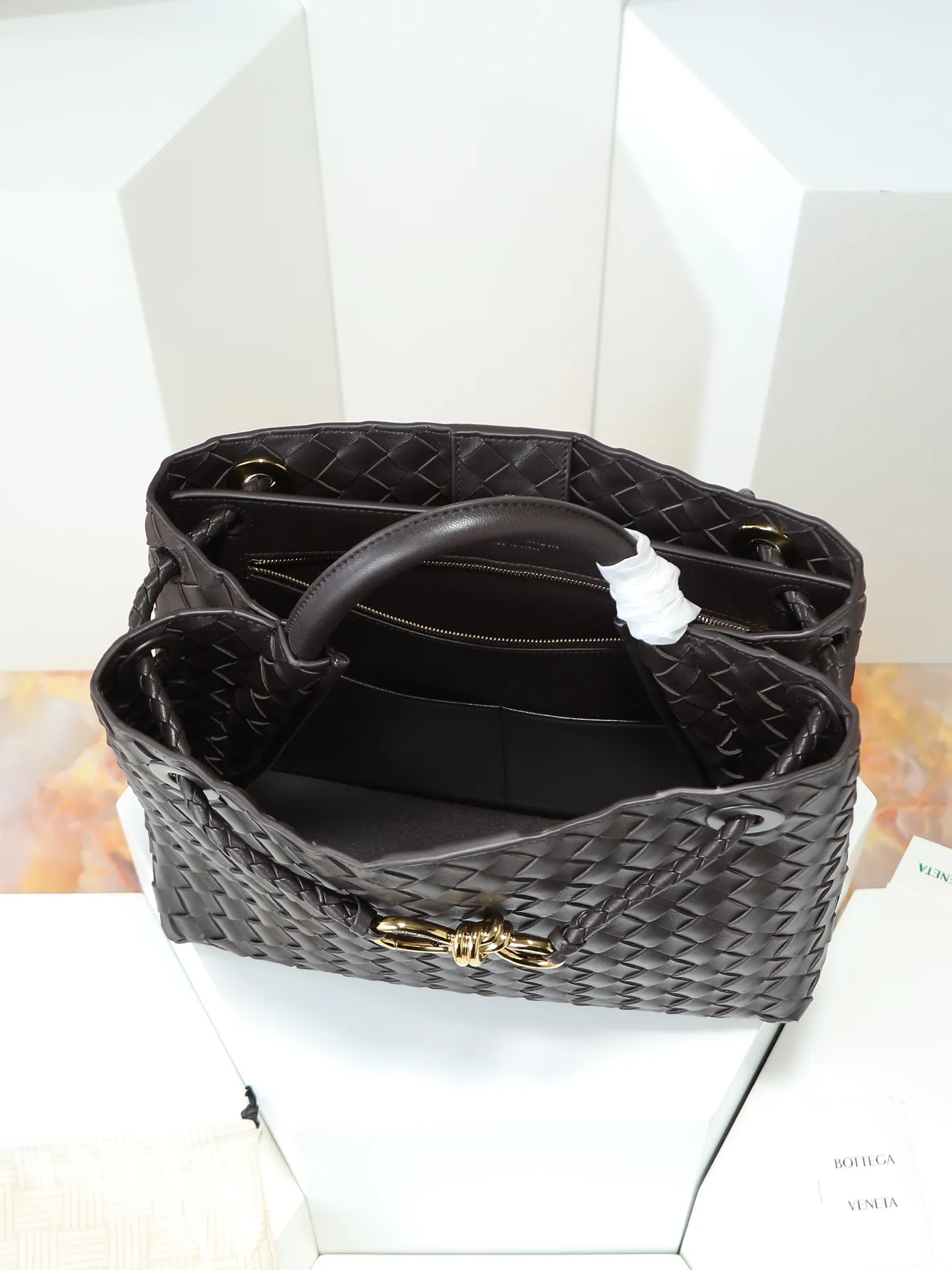 1550. Andiamo is shipping‼ ️Really popular🔥The new Andiamo woven handbag launched by Bottega Veneta this season is really popular all over the world! ! Celebrities at home and abroad have worn it, and Oscar-winning actress Michelle Yeoh has taken it out on the street. Song Jia, Trai Yala, Yu Feihong, Sanji Ayaka, Rosie Hunting-Whiteley, Yoshioka Riho, etc. have all worn this bag. It is classic and versatile and shows off your temperament, and the bag capacity is also large, which is very convenient for daily commuting! ! A variety of carrying methods, the shoulder straps can be adjusted by yourself, the original lambskin feels soft and delicate, and the unisex style breaks gender boundaries and brings a more practical and longer-lasting use experience. Andiamo, which has both elegant and casual styles, perfectly interprets the true appearance of "fashionable old money style". Style number: 766016 Size: 32*24*12